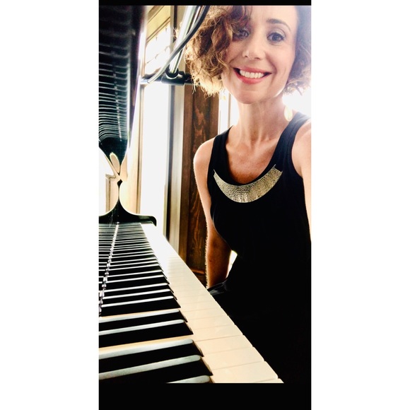 Meet your Posher, Dani Nicole 🖤🎹🌹 - Picture 14 of 15